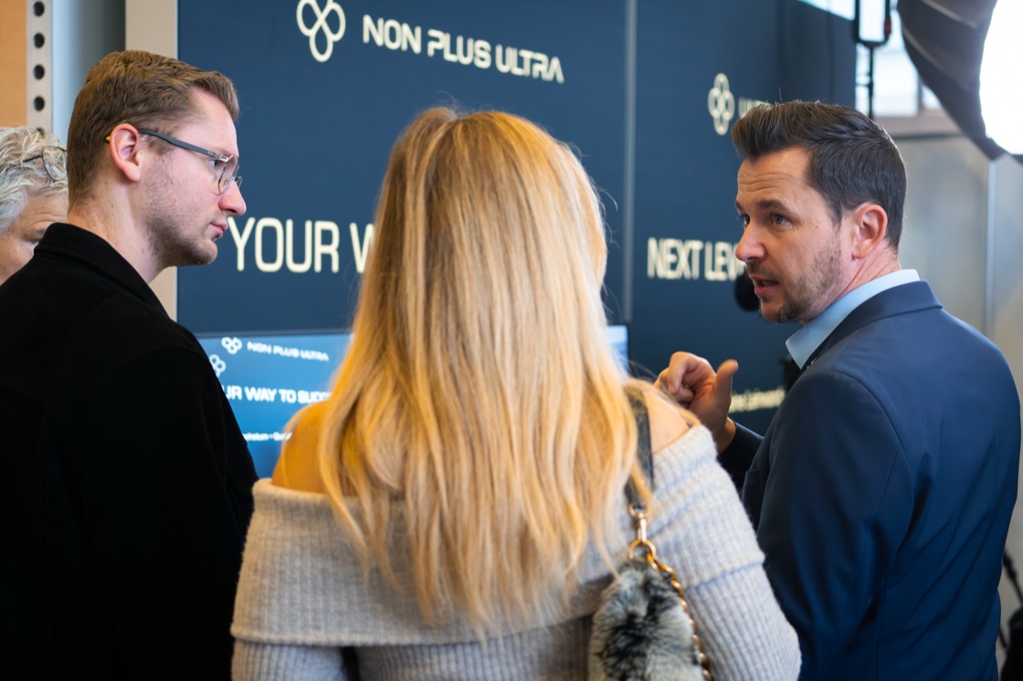 Jakob Cesarz im Austausch mit Unternehmern auf einem Event